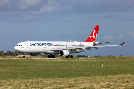 Foto de Luqa, Malta - 3 de abril de 2023: Turkish Airlines Airbus A330-303 (REG: TC-JOA) desviado a Malta en su camino a Ouagadougou, Burkina Faso. - Imagen libre de derechos