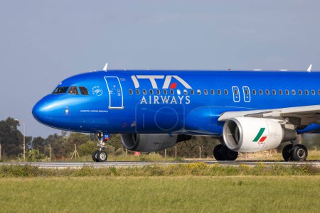 Foto de Luqa, Malta - 3 de abril de 2023: ITA Airways Airbus A320-216 (Reg. : EI-DTB) regresa al aeropuerto de Roma Fiumicino. - Imagen libre de derechos