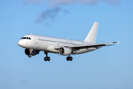Téléchargez les photos : Luqa, Malte - 17 avril 2023 : Sky Express Airbus A320-214 (REG : SX-VSL) dans une livrée entièrement blanche arrivant d'Athènes. - en image libre de droit