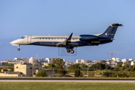 Téléchargez les photos : Luqa, Malte - 16 avril 2023 : FlyJet KZ Embraer Legacy 600 (EMB-135BJ) (REG : UP-EM019) en finale piste 31. - en image libre de droit