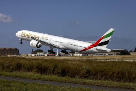 Téléchargez les photos : Luqa, Malte - 11 mai 2023 : Décollage d'Emirates Boeing 777-31H-ER (REG : A6-ENN) en tant que vol EK110 (UAE16G) de Malte à Larnaca. - en image libre de droit