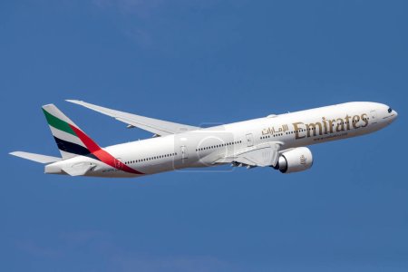 Foto de Luqa, Malta - 30 de mayo de 2023: Emirates Boeing 777-31H-ER (REG: A6-EPA) saliendo de la pista 13. - Imagen libre de derechos