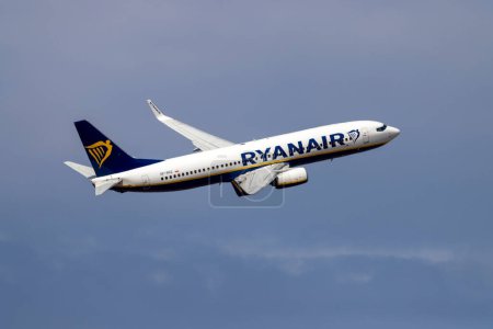 Foto de Luqa, Malta - 30 de mayo de 2023: Ryanair Boeing 737-8AS (REG: SP-RKE) saliendo de la pista 13. - Imagen libre de derechos