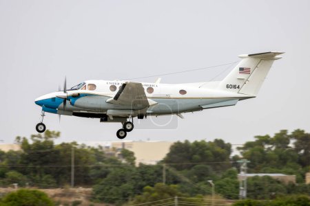Téléchargez les photos : Luqa, Malte - 10 juin 2023 : Beechcraft C-12C Huron (Reg : 76-0164) de l'US Air Force (USAF) en finale piste 31 par un après-midi nuageux. - en image libre de droit