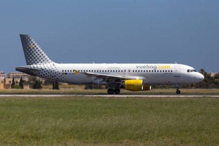 Téléchargez les photos : Luqa (Malte) - Le 29 avril 2015 : Airbus A320-214 (REG : EC-KDG) de Vueling Airlines revenant sur la piste 31 pour le décollage. - en image libre de droit
