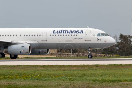 Téléchargez les photos : Luqa (Malte) 5 mars 2015 : Lufthansa Airbus A321-231 juste avant le décollage de la piste 31. - en image libre de droit