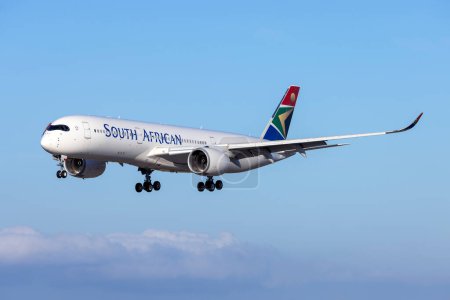 Téléchargez les photos : Luqa, Malte - 4 juillet 2023 : L'Airbus A350-941 de South African Airways (Reg : OE-IPK, Ex ZS-SDC) mis hors service, rejoindra bientôt Lufthansa. - en image libre de droit