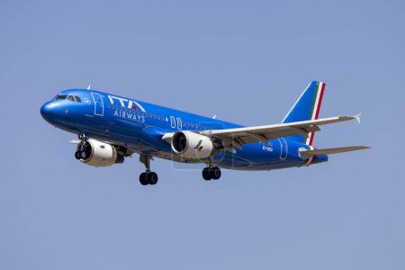 Téléchargez les photos : Luqa, Malte - 14 juillet 2023 : ITA Airways Airbus A320-216 (Reg. : EI-DSU) en finale pour le vol quotidien de l'après-midi au départ de Rome, Italie. - en image libre de droit