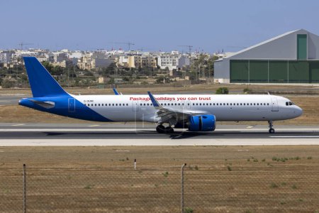 Téléchargez les photos : Luqa, Malte - 3 août 2023 : Jet2 Airbus A321-251NX (Reg. : G-SUNC) avec seulement une palette partielle de couleurs, en service pendant quelques semaines n'arrivant que sous le soleil brûlant. - en image libre de droit