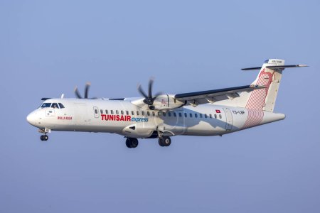 Foto de Luqa, Malta - 27 de agosto de 2023: Tunisair Express ATR 72-600 (Reg: TS-LBF) llega aproximadamente 5 horas antes de la hora prevista. - Imagen libre de derechos