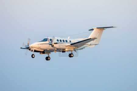 Téléchargez les photos : Luqa, Malte - 27 août 2023 : Beech C-12D Huron (A200CT) de l'US Air Force (REG : 83-0495) dans un schéma mis à jour sans le nez bleu et les moteurs. - en image libre de droit