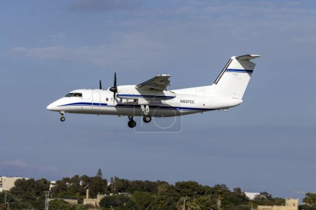 Foto de Luqa, Malta - 18 de marzo de 2024: Pista de aterrizaje 31 del Bombardero DHC-8-200 Dash 8 (REG: N637CC). - Imagen libre de derechos