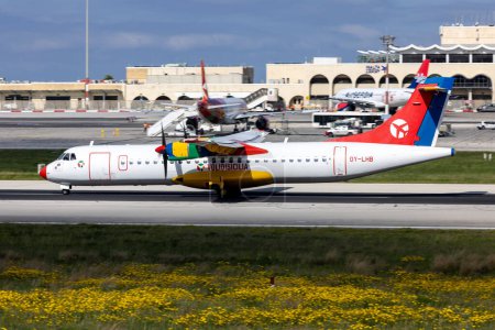 Foto de Luqa, Malta - 18 de marzo de 2024: Danish Air Transport ATR-72-202 (REG: OY-LHB) regresando a Copenhague después del final del arrendamiento y un corto mantenimiento de 2 días. - Imagen libre de derechos