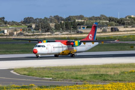 Foto de Luqa, Malta - 18 de marzo de 2024: Danish Air Transport ATR-72-202 (REG: OY-LHB) regresando a Copenhague después del final del arrendamiento y un corto mantenimiento de 2 días. - Imagen libre de derechos