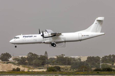 Foto de Luqa, Malta - 26 de marzo de 2024: Fleet Air International ATR 72-201 (F) (LFD) (Reg: HA-KAU) en la pista final 31. - Imagen libre de derechos