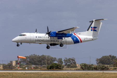 Foto de Luqa, Malta - 19 de abril de 2024: Landhelgisgaeslan - Guardia Costera Islandesa Bombardero DHC-8-314Q Dash 8 (REG: TF-SIF) llegando para mantenimiento. - Imagen libre de derechos