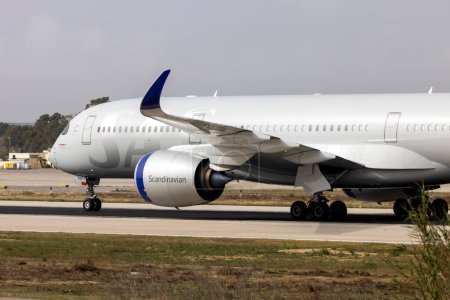 Téléchargez les photos : Luqa, Malta - May 15, 2024: Scandinavian Airlines - SAS Airbus A350-941 (Reg.: SE-RSC) arriving for servicing at LTM. - en image libre de droit