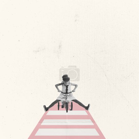Foto de Camino al futuro. collage de arte contemporáneo. Pequeño chico retro, chica en bicicleta divirtiéndose aislado en un fondo mínimo. Concepto de niños divertidos, deporte, creatividad, diseño, infancia. Copiar espacio, anuncio - Imagen libre de derechos