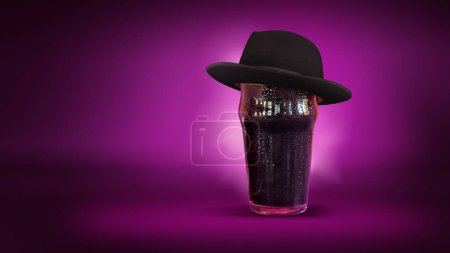 Téléchargez les photos : Mystère, mafia. Verre de bière sombre portant un chapeau noir isolé sur fond néon violet foncé. Concept d'alcool, boissons, vacances, Oktoberfest, professions et sport. - en image libre de droit