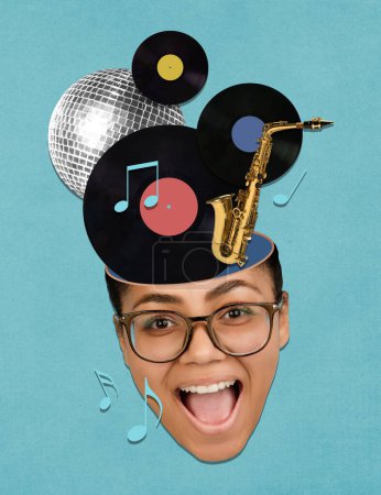 Foto de Collage de arte contemporáneo. Diseño creativo. Joven alegre con instrumentos musicales dentro de la cabeza que simbolizan la música y el estilo de vida de la fiesta. Concepto de surrealismo, creatividad, imaginación, pensamientos - Imagen libre de derechos