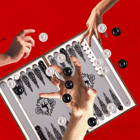 Foto de Collage de arte contemporáneo. Diseño creativo. Popular juego de backgammon. Juegos de azar en línea. Apuestas. Concepto de juego, hobby, tiempo libre, estrategia de juego intelectual, creatividad - Imagen libre de derechos