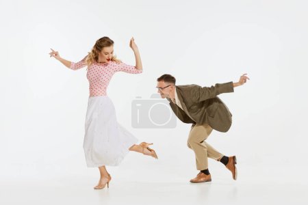 Portrait dynamique de danseurs heureux, élégants et énergiques dansant lindy hop ou swing danse isolé sur fond blanc. Concept de musique, énergie, bonheur, humeur, action, style