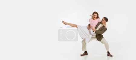 Retrato dinámico de bailarines felices, elegantes y enérgicos bailando lindy hop o swing aislados sobre fondo blanco. Concepto de música, energía, felicidad, humor, acción, estilo. Folleto para anuncio