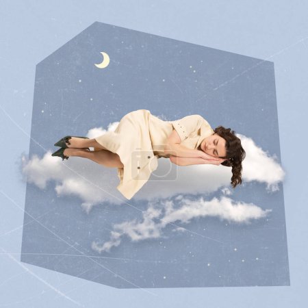 Téléchargez les photos : Collage d'art contemporain. Design créatif. Femme en vêtements rétro dormant calmement sur un nuage moelleux. Fais de beaux rêves. Concept de monde intérieur, rêves, sentiments, surréalisme, penser. Art abstrait - en image libre de droit