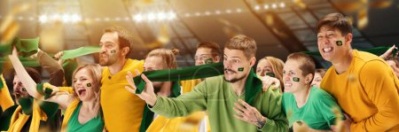 Téléchargez les photos : Groupe de jeunes émotionnels, football, fans de football applaudissant l'équipe du Brésil au stade. Moment intense. Concept de sport, coupe, monde, équipe, événement, compétition, passe-temps, émotions - en image libre de droit