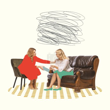 Foto de Arte contemporáneo. Pensamientos enredados. Mujer que asiste a psicóloga, sentada en el sofá y recibiendo apoyo y ayuda de terapeutas. Concepto de psicología, terapia, cuidado de la salud mental, asistencia, sentimientos - Imagen libre de derechos