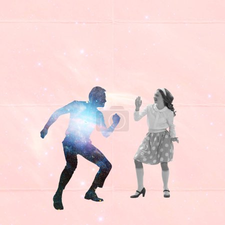 Téléchargez les photos : Collage d'art contemporain. Silhouette masculine dansant avec une jeune fille sur fond rose. Fête et passe temps. Concept de créativité, surréalisme, imagination, relation, inspiration, style rétro - en image libre de droit