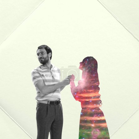 Téléchargez les photos : Collage d'art contemporain. Joli couple. Homme debout avec une silhouette féminine. Une relation tendre. Concept de créativité, surréalisme, espace, imagination, relation, inspiration et style rétro - en image libre de droit