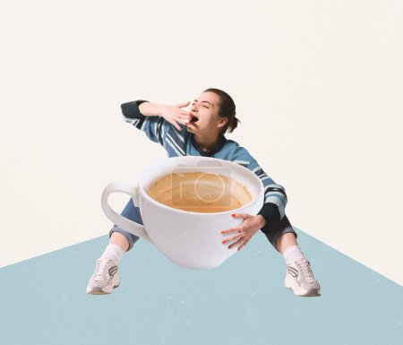 Foto de Collage de arte contemporáneo. Diseño creativo. Mujer joven sentada con una taza vacía con café y bostezos. Dormido. Concepto de bebidas calientes, comodidad, gusto, emociones, estilo de vida. Póster, anuncio - Imagen libre de derechos