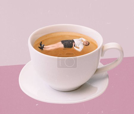 Foto de Collage de arte contemporáneo. Diseño creativo. Chica joven acostada dentro de la taza con café y sorbo. Energía. Concepto de bebidas calientes, comodidad, gusto, emociones, estilo de vida. Póster, anuncio - Imagen libre de derechos