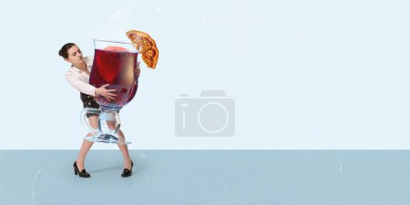 Téléchargez les photos : Collage d'art contemporain. Design créatif. Femme tenant une tasse géante avec du vin chaud. Boissons traditionnelles d'hiver. Flyer. Concept de boissons chaudes, confort, goût, émotions, style de vie. Affiche, annonce - en image libre de droit