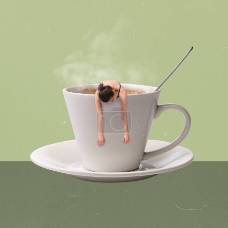 Téléchargez les photos : Collage d'art contemporain. Design créatif. Femme endormie couchée à l'intérieur tasse avec café, expresso. Je me réveille. Concept de boissons chaudes, confort, goût, émotions, style de vie. Affiche, annonce - en image libre de droit