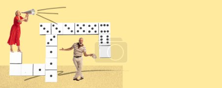 Téléchargez les photos : Collage d'art contemporain. Design créatif. Homme et femme âgés jouant au domino, faisant figure pour gagner. Jeux, paris. Concept de jeu, passe-temps, temps libre, stratégie de jeu intellectuelle, créativité - en image libre de droit