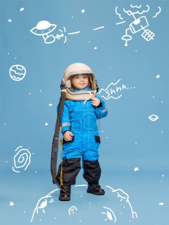 Diseño creativo con elementos dibujados. Retrato de niño, niño disfrazado de astronauta sobre fondo azul. Pequeño aventurero. Concepto de imaginación, infancia, creatividad, sueños, anuncio