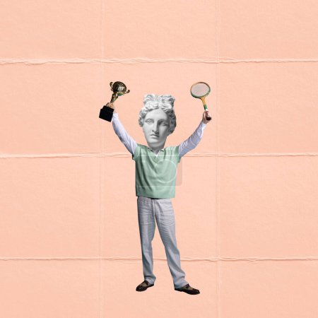 Foto de Collage de arte contemporáneo. Hombre con cabeza de estatua antigua sobre fondo rosa. Competición ganadora, tenista. Inspiración, idea, estilo de revista de moda. Surrealismo. Estilo retro, estilo de vida deportivo - Imagen libre de derechos