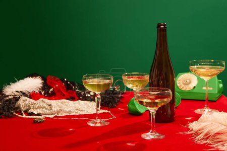 Téléchargez les photos : Esthétique fête de Noël. Table avec nappes rouges servies avec champagne. Fête du Nouvel An. Concept de vacances, fête, boisson. Couleurs complémentaires. Espace de copie pour l'annonce. Pop art - en image libre de droit