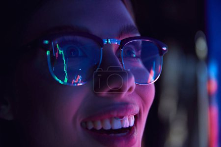 Téléchargez les photos : Vue rapprochée des yeux des filles dans les lunettes en regardant l'écran PC avec réflexion de l'ordinateur sur les lunettes. Utilisation d'Internet, travail en ligne, IA, affaires. Concept de technologies modernes, développement de carrière - en image libre de droit