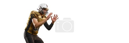 Téléchargez les photos : Ready to catch ball. Man, american football player in motion, training over white studio background. Concept of sport, movement, achievements, competition, hobby. Copy space for ad. Banner, flyer - en image libre de droit
