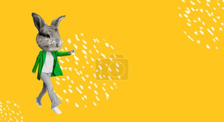 Foto de Lindo conejito, cabeza de conejo en el cuerpo femenino en traje verde sobre fondo amarillo brillante. Feliz Pascua. Concepto de vacaciones, primavera, celebración, reunión familiar. Copia espacio para anuncios, texto. Diseño para tarjeta - Imagen libre de derechos