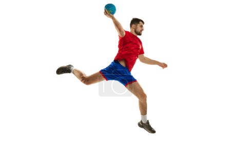 Foto de Tiro dinámico de estudio de jugador de balonmano masculino profesional en entrenamiento de movimiento, jugando aislado sobre fondo de estudio blanco. Concepto de deporte, acción, movimiento, campeonato, estilo de vida deportivo - Imagen libre de derechos