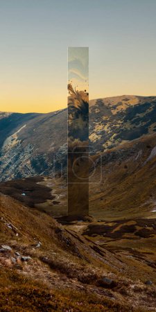 Téléchargez les photos : Esthétique du lever du soleil. Beau paysage de montagnes avec un élément de design abstrait futuriste. Conception de papier peint pour l'écran de votre appareil, affiche, image. Concept d'art, créativité, surréalisme - en image libre de droit