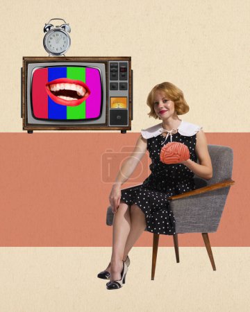 Téléchargez les photos : Collage d'art contemporain. Design créatif. Belle femme assise o chaise et regarder la télévision. Désinformation, fausses nouvelles, influence. Concept de style rétro, vintage, créativité, surréalisme - en image libre de droit