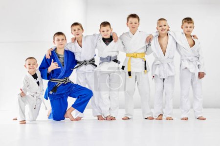 Foto de Retrato de niños, niños en kimono. Judo, atletas jiu-jitsu posando con expresión facial seria. Concepto de artes marciales, deporte de combate, educación deportiva, infancia, hobby - Imagen libre de derechos
