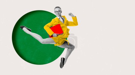 Foto de Collage de arte contemporáneo. Diseño conceptual. Mujer joven en chaqueta de color amarillo brillante saltando sobre fondo pastel con elemento geométrico verde. Concepto de negocio, creatividad, imaginación, éxito - Imagen libre de derechos
