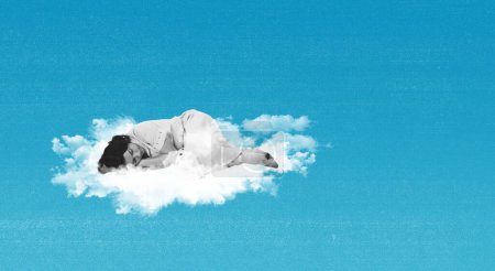 Foto de Diseño creativo en estilo retro. collage de arte contemporáneo. Mujer joven durmiendo en la nube ver fondo azul. Sueños, relajación. Concepto de surrealismo, creatividad, inspiración, imaginación. Anuncio, texto - Imagen libre de derechos