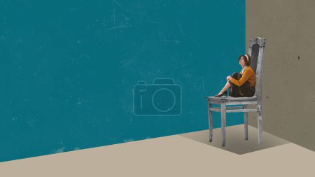 Foto de Diseño creativo en estilo retro. collage de arte contemporáneo. Joven mujer pensativa sentada en una silla gigante en una habitación vacía. Mundo interior y sentimientos. Surrealismo, creatividad, inspiración, imaginación. Anuncio - Imagen libre de derechos